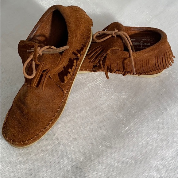 minnetonka venice fringe moccasin bootie